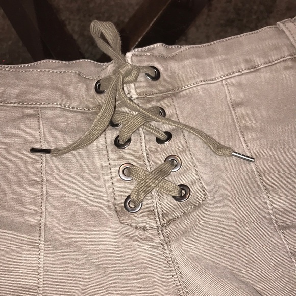 Lace up mid rise shorts - Picture 2 of 7